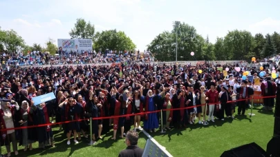 Anadolu Üniversitesi'nde 7'den 70'e Mezuniyet Coşkusu